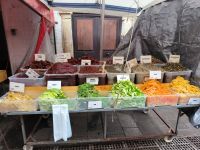 Sizilien. Siracusa. Mercato mit Trockenfrüchten und Tomatenmark