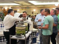 Sizilien. Hotel Olimpo. Bitte Wein nachfüllen