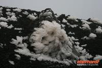 Eisskulpturen auf dem Kraterrand am Ätna