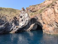Sizilien. Isola Vulcano. Grotta del Cavallo