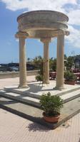 22.05.15: Hellenistisch gehaltene Säulen auf der Promenade von Giardini Naxos
