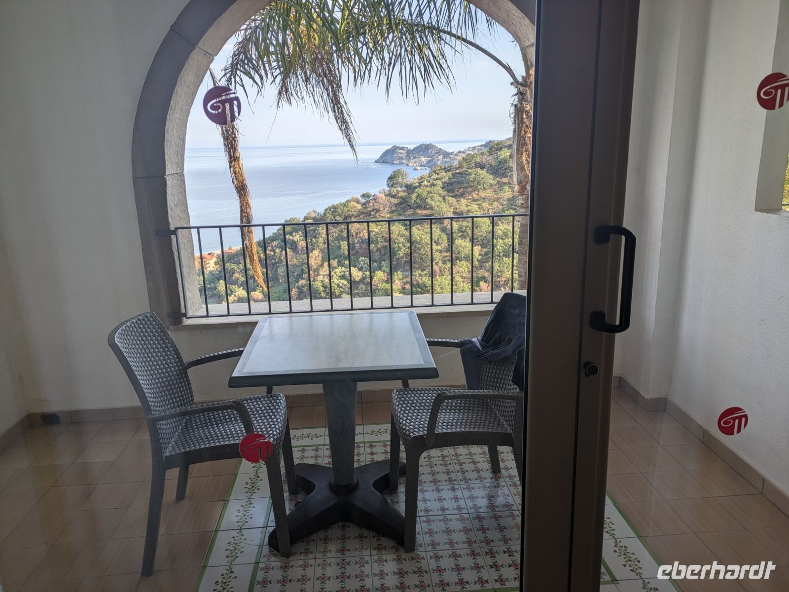 unser Hotel, Blick aus dem Fenster