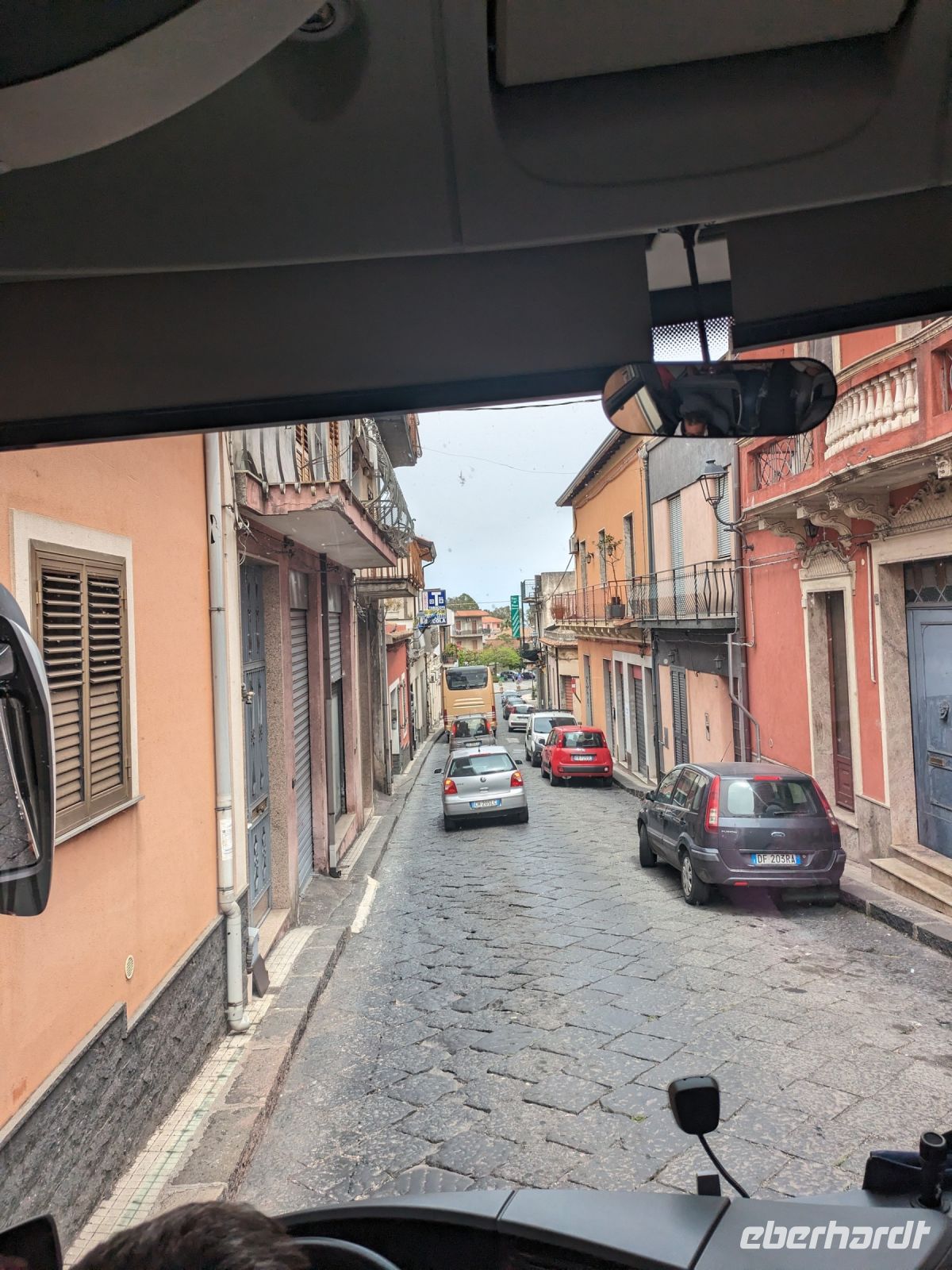 zum Ätna, enge Ortsdurchfahrten verlangen viel vom Busfahrer