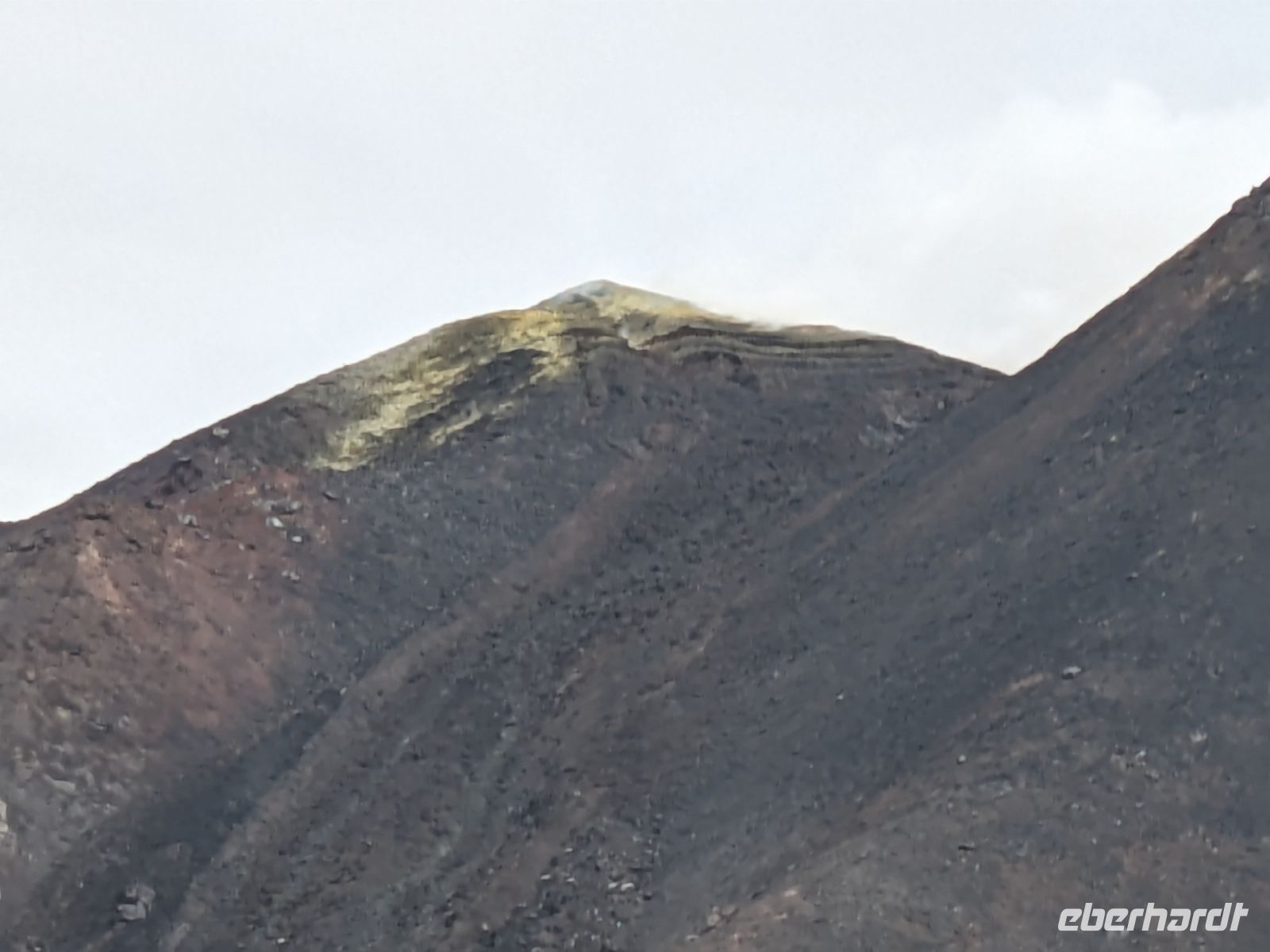 gut sichtbare Schwefelablagerungen auf dem Krater