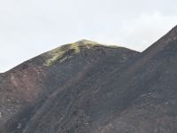 gut sichtbare Schwefelablagerungen auf dem Krater