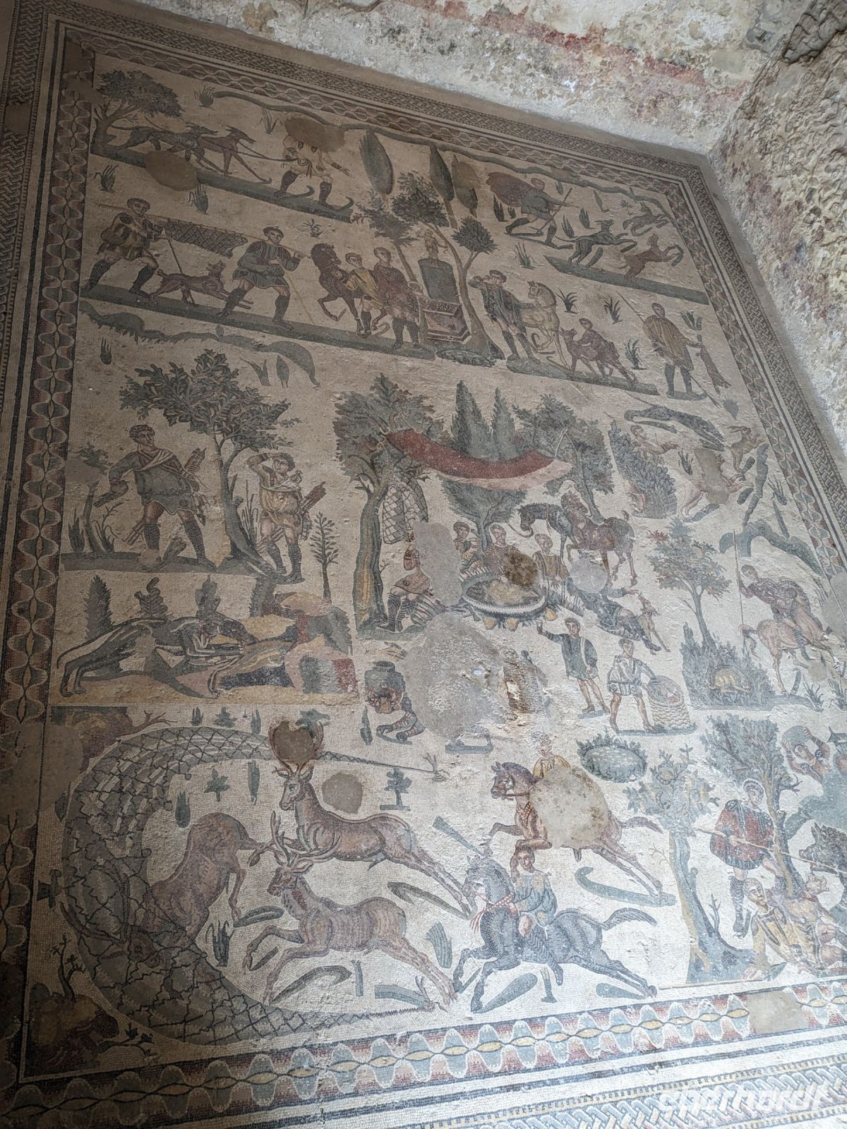 beeindruckende Fußbodenmosaike in vielen Räumen