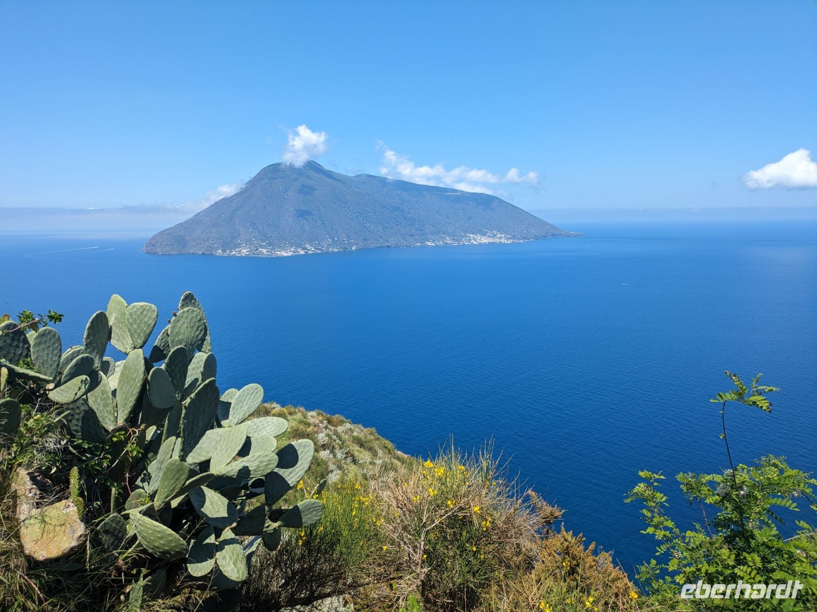 Liparische Inseln, immer sind Rauchwolken zu sehen