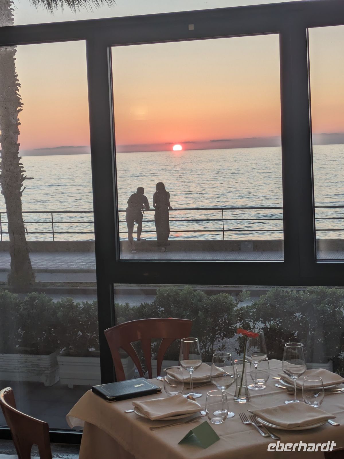 Blick aus Speiseraum auf untergehende Sonne, Capri Fischer Motiv