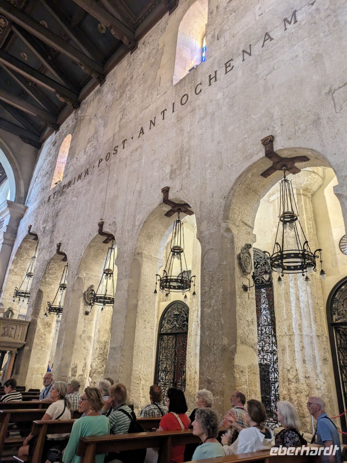 Die alten antiken Tempelsäulen sind noch erkennbar