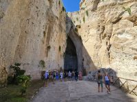 Archäologische Park von Syrakus - Eingang in die Grotte (das Ohr des Dionysios)(17).jpg