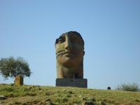 verschiende Kunstwerke sind im Gelände augestellt