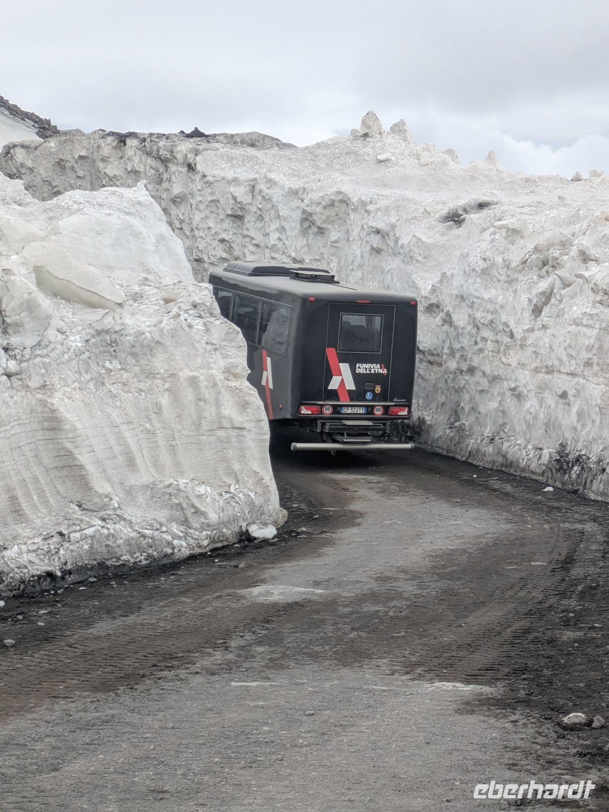 unser Geländebus verschwindet fast im Schnee &ndash; &copy;  (Eberhardt TRAVEL)