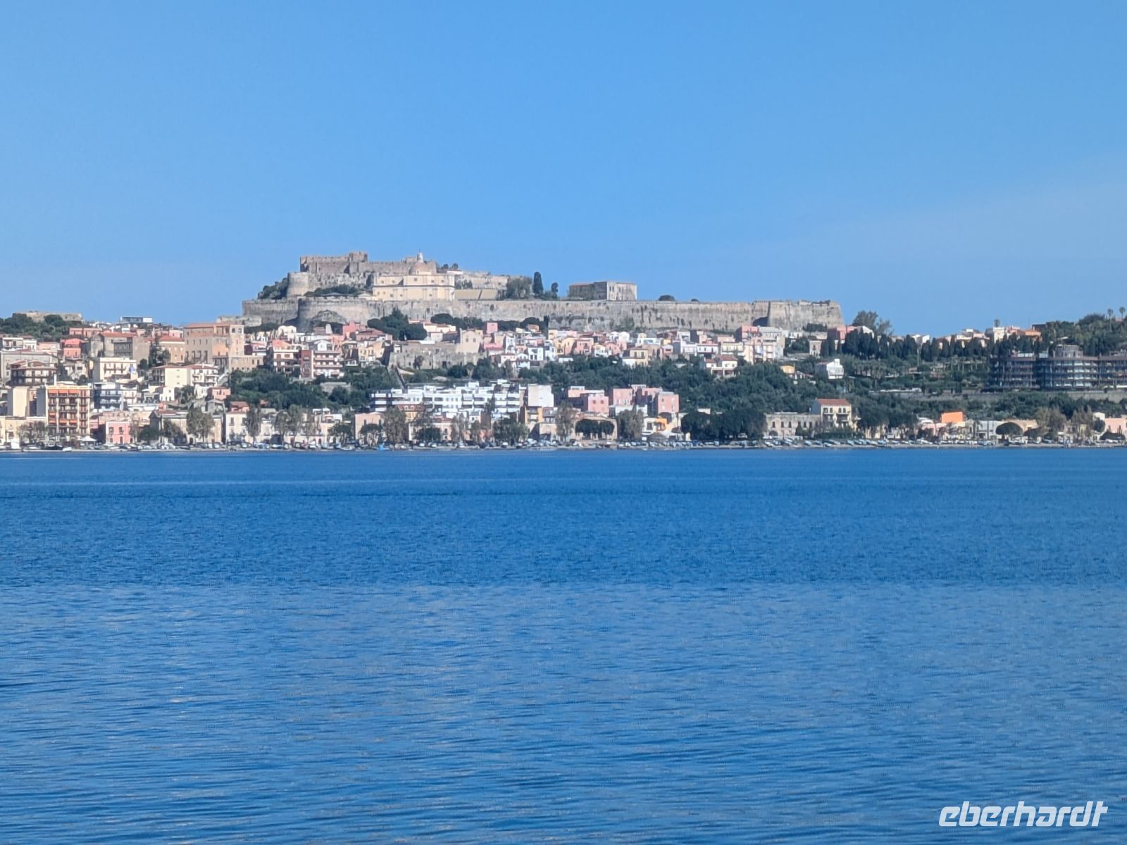 Blick auf eine mittelalterliche Festung am Hafen &ndash; &copy;  (Eberhardt TRAVEL)