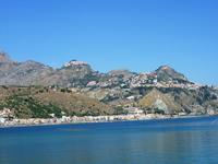 Am Strand von Giardini Naxos, gegenüber liegt Taormina