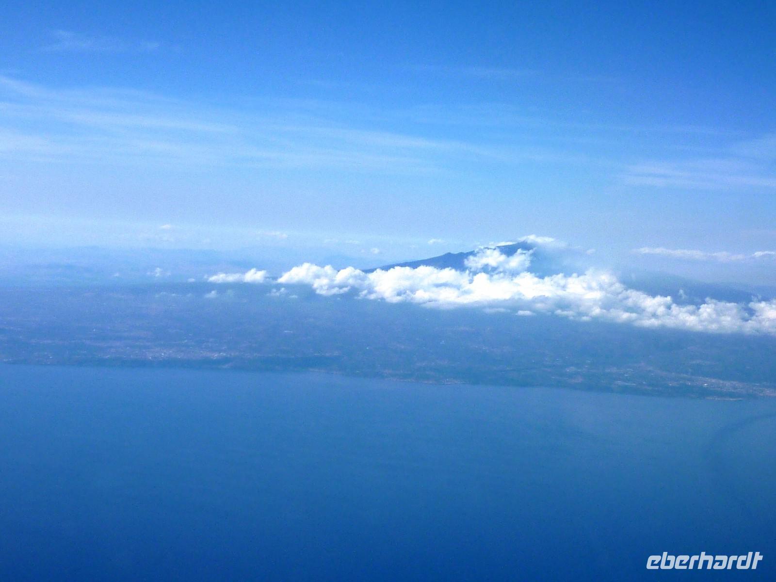 Der Ätna raucht zum Abschied, Blick aus dem gerade gestartetem Flieger