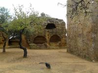 In die alte Stadtmauer sind byzantinische Grabkammern geschlagen