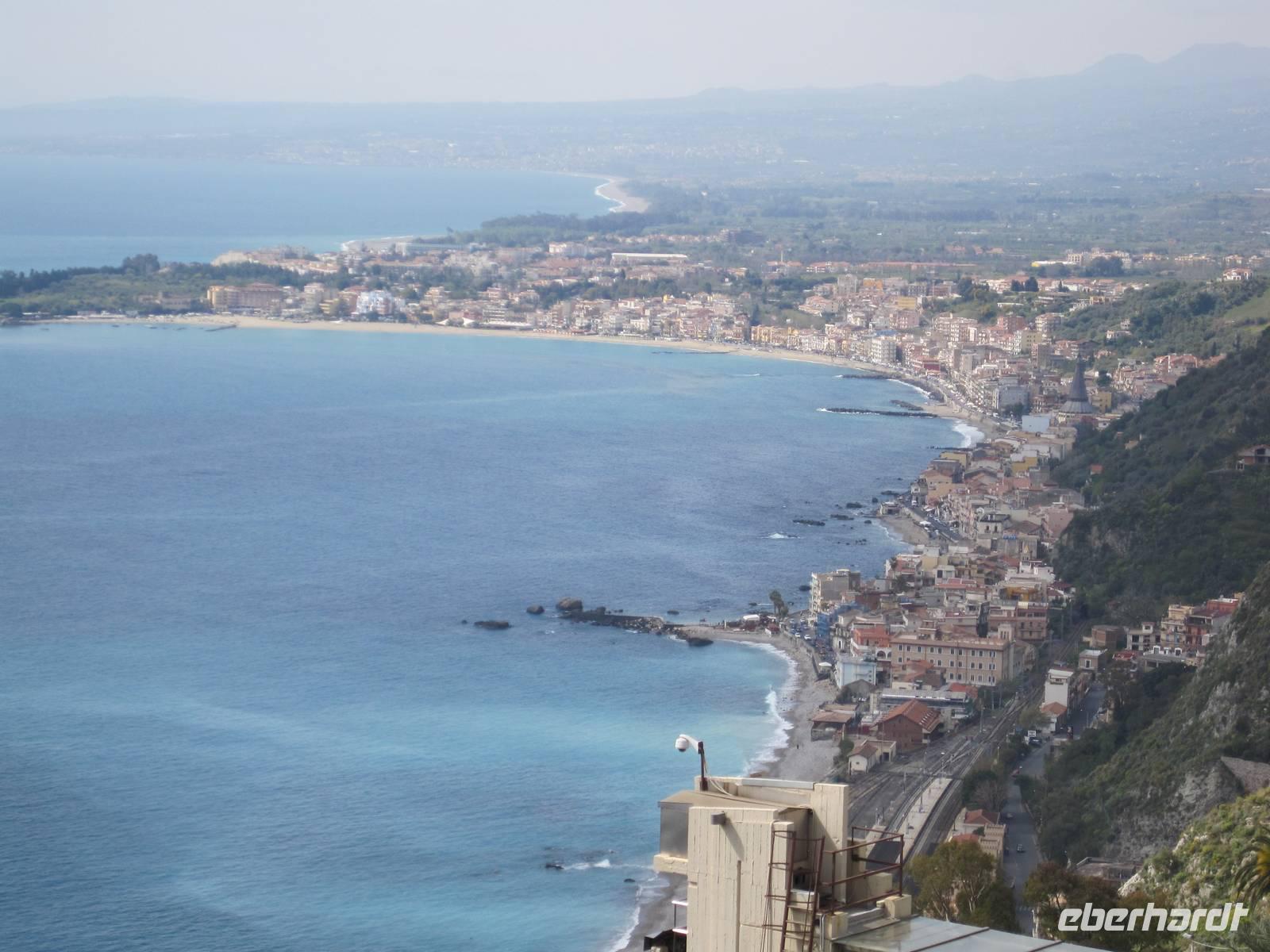 Blick von Taormina auf die Küste des Ionisches Meeres