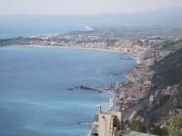 Blick von Taormina auf die Küste des Ionisches Meeres