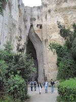 Felsspalte hinter Theater