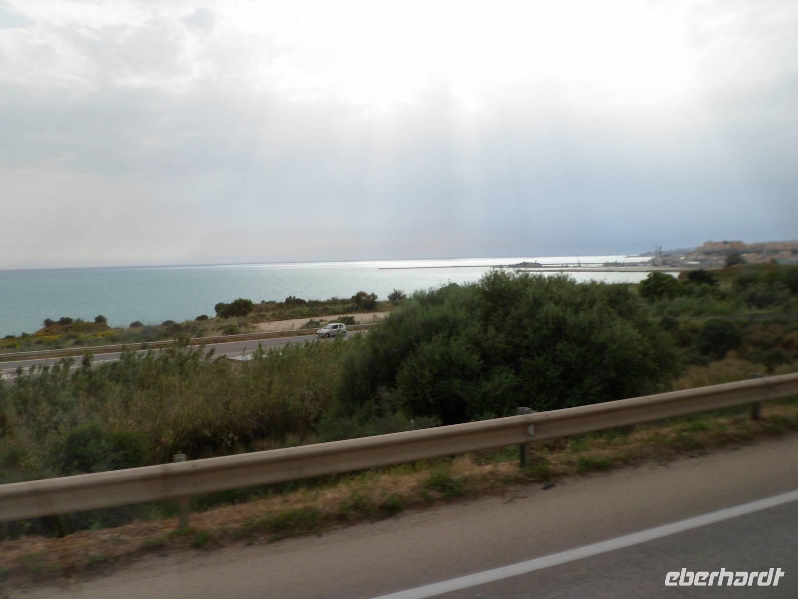 schimmerndes Meer auf der Fahrt nach Mazara