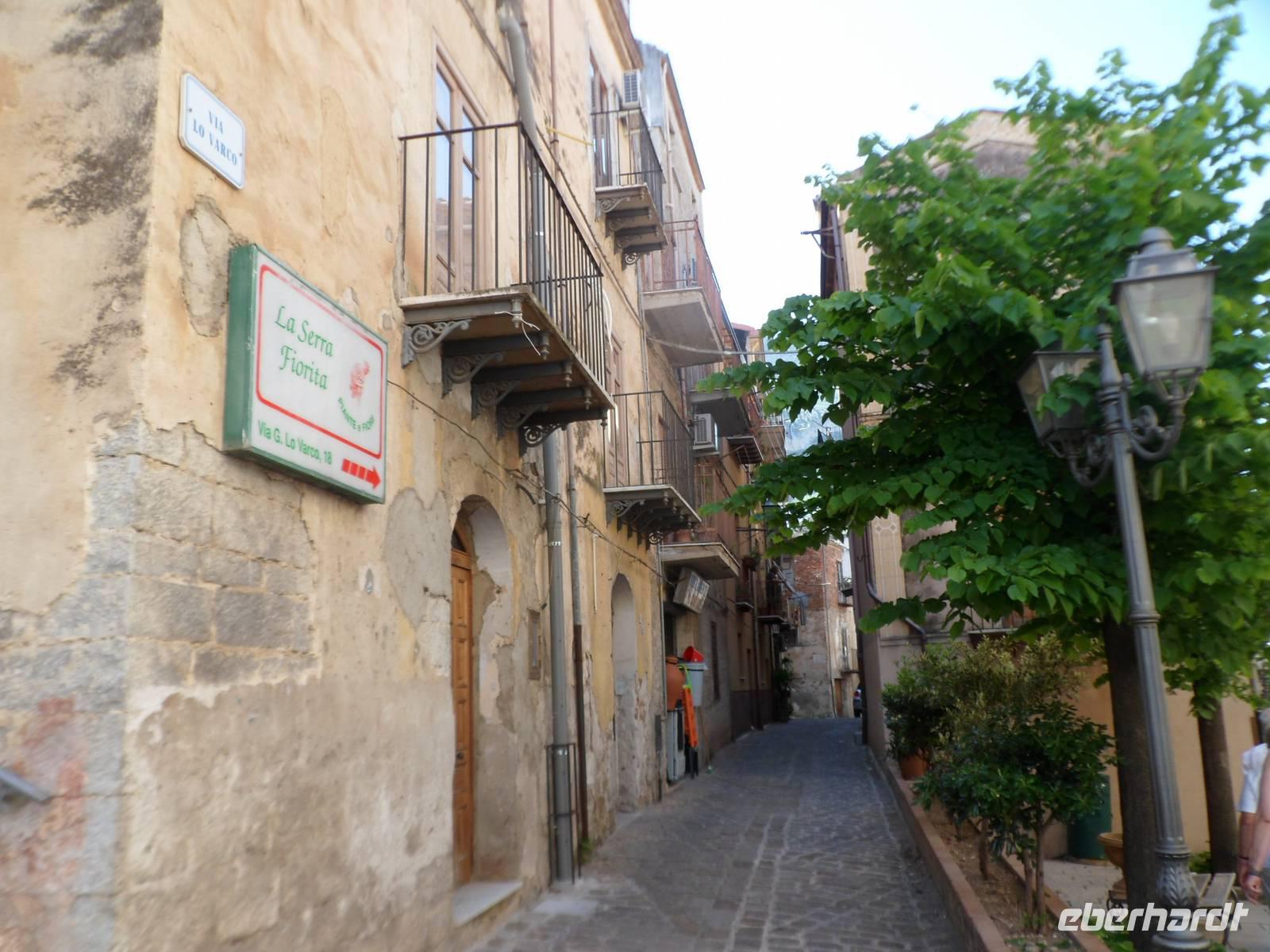 eine alte Gasse in Collessano