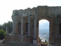 Blick zur Küste durch die Fenster in der Bühnenwand...aber der Vulkan bleibt uns immer noch verborgen.