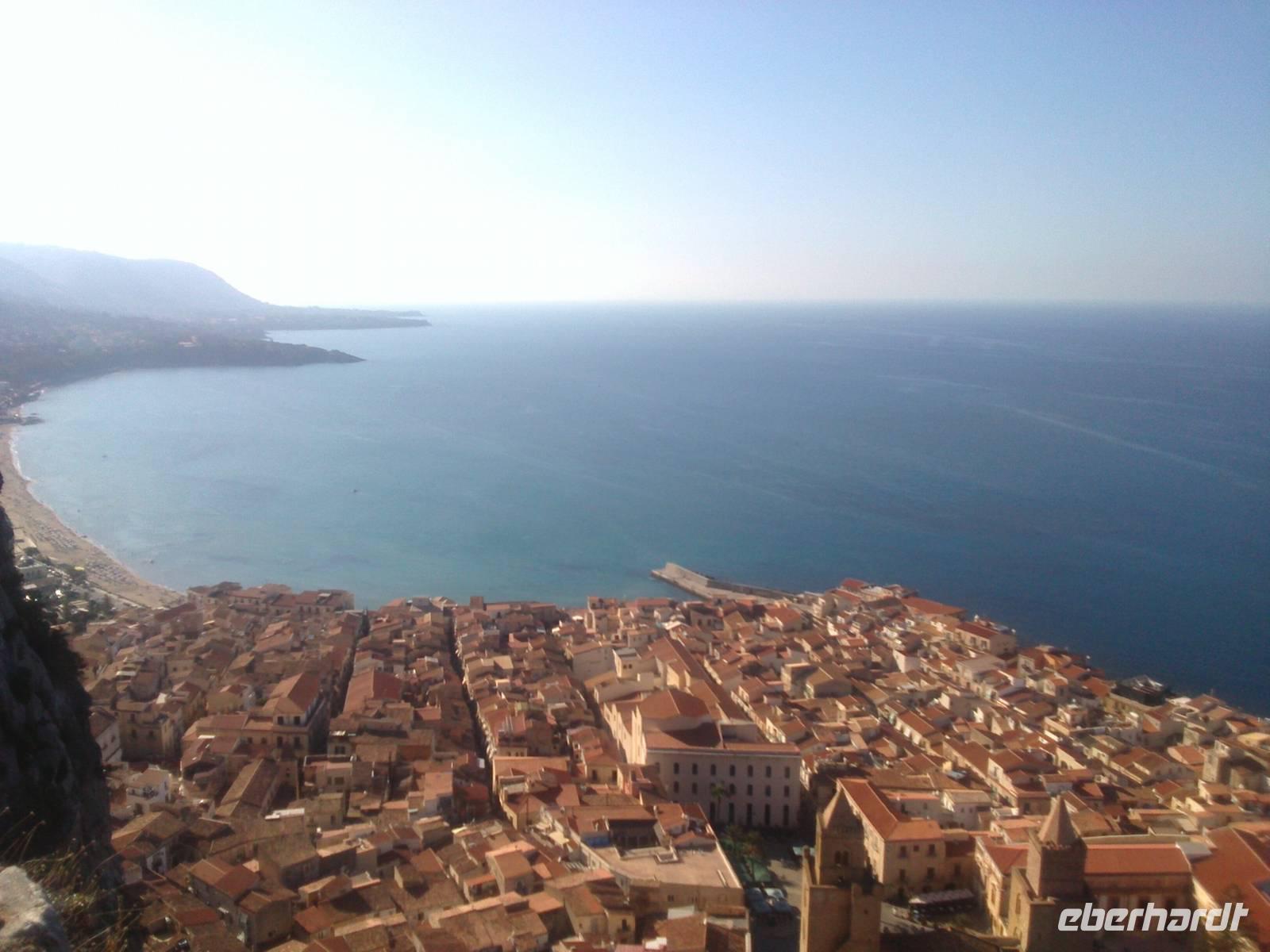..Belohnung: das wohl schönste Panorama der Reise über die Stadt Cefalù und die Küste