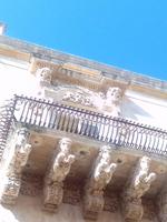 Kunstvoll verzierte Balkone einer Villa