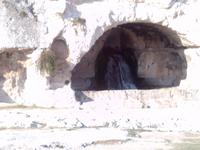 Süßwasserquelle am Rand des Theaters