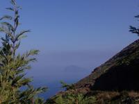 (verschleierter) Blick zum (kaum erkennbaren) Stromboli
