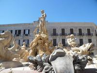 Sizilien 2014 322/ Poseidonbrunnen in Syrakus