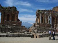 Blick vom antiken Theater in Taormina zum Ätna