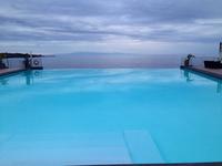 Hotelpool mit Meerblick