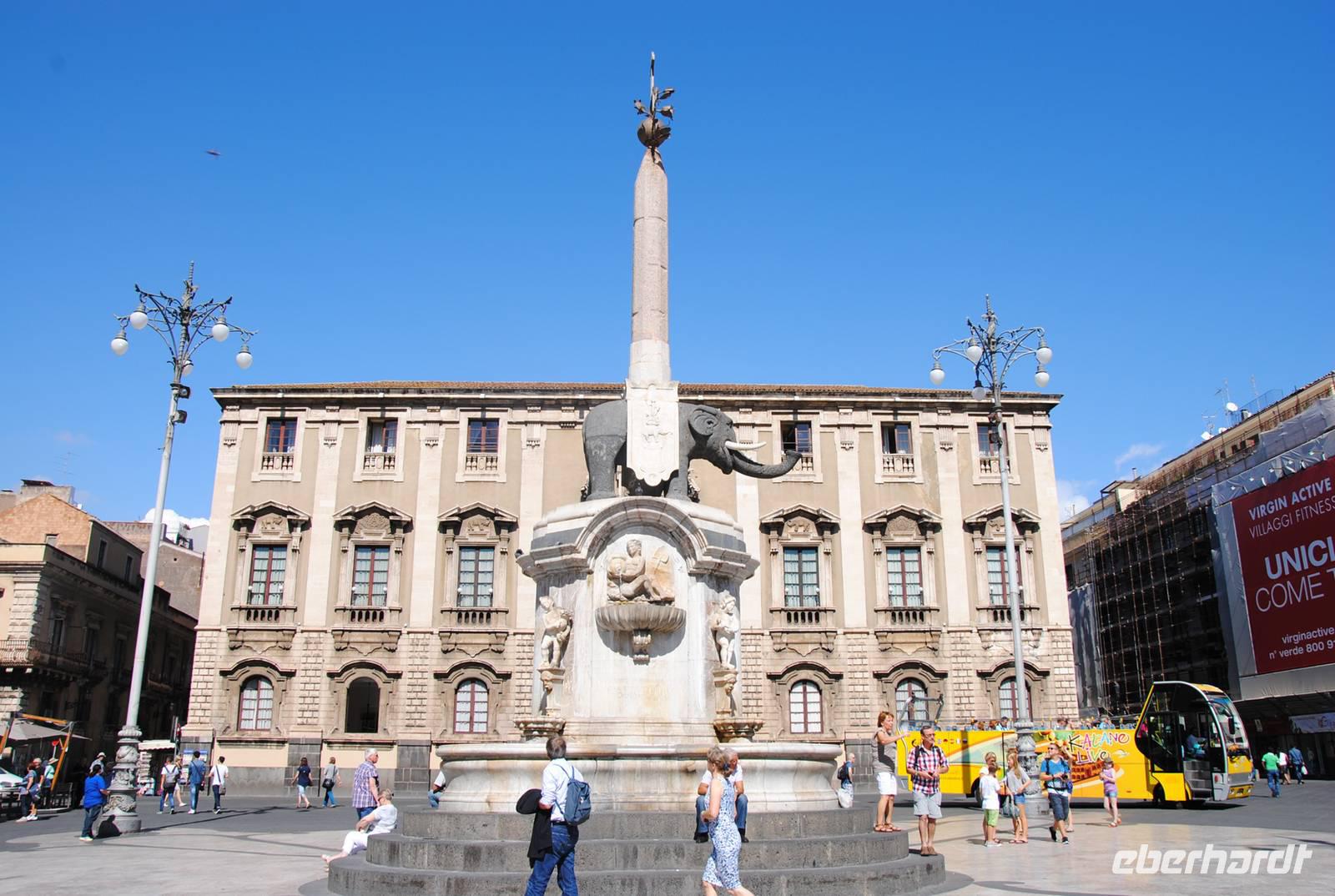 Palazzo degli Elefanti (Rathaus) mit dem Elefantenbrunnen im Vordergrund