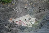 Häuser versinken im Lawastrom des Etna