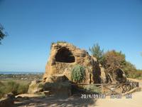 Sizilien September 2014 103/natürliche Stadtmauer mit Gräbern