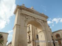 Sizilien September 2014 288/ Stadttor von Noto