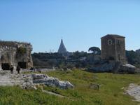 Archäologische Zone in Syrakus (Blick zur Kirche der weinenden Madonna)