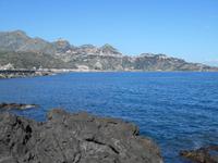 Blick von Giardini Naxos auf Castelmola und Taormina