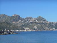 Blick von Giardini Naxos auf Castelmola und Taormina