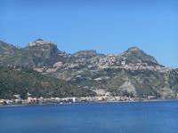 Blick von Giardini Naxos auf Castelmola und Taormina