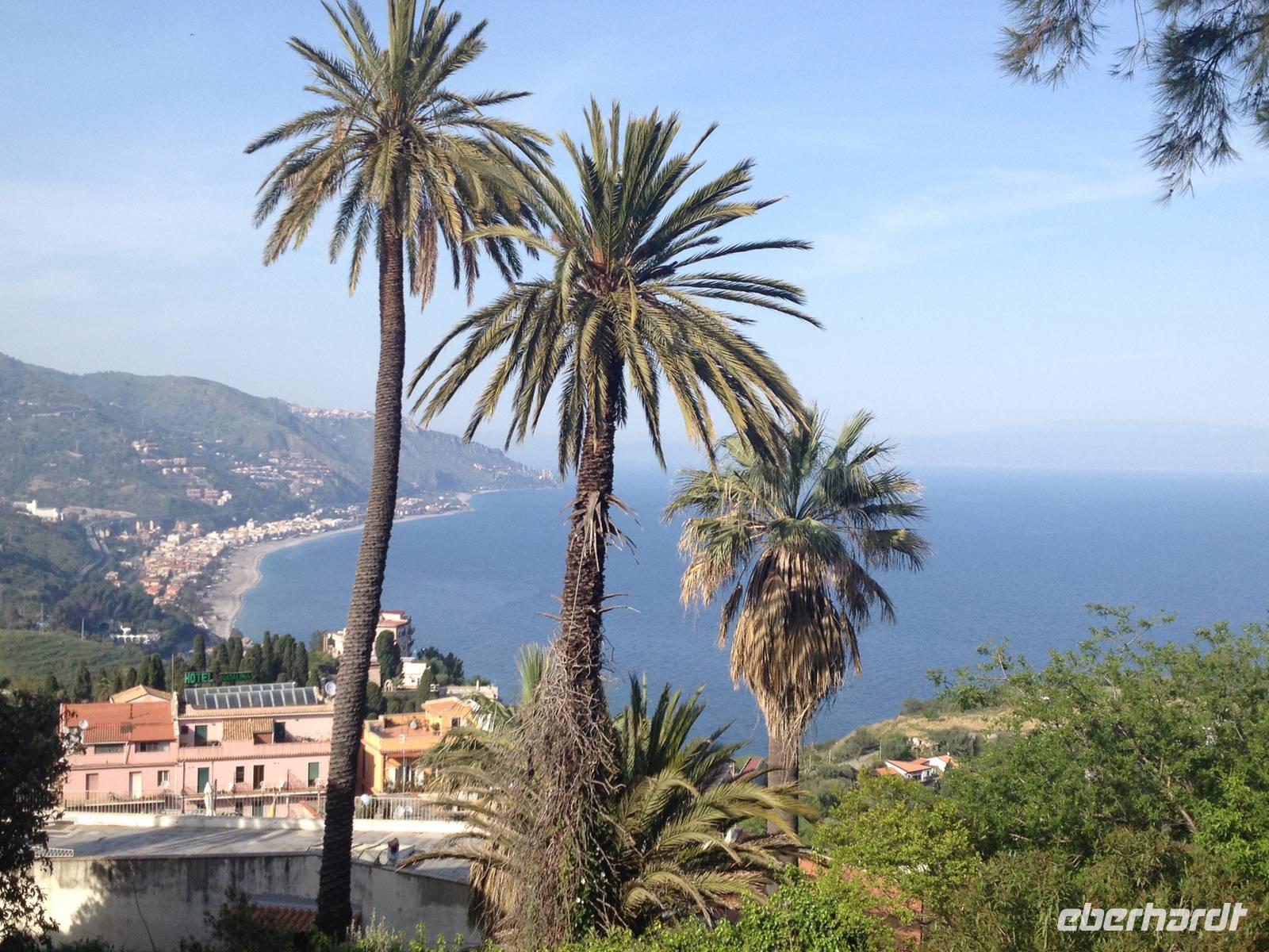 Der Blick nach Letojanni