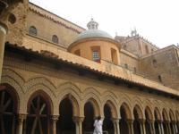 251. Im Kreuzgang - Sizilien 10-17.5.15