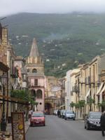 310. Castelbuono mit wolkenverhangenen Bergen - Sizilien 10-17.5.15