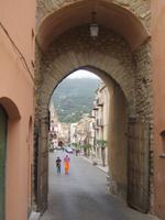 314. Blick vom Hauptplatz auf die Berge - Sizilien 10-17.5.15