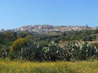 Blick vom Tal der Tempel auf die heutige Stadt Agrigent