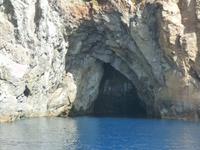 Rückfahrt nach Milazzo entlang der Grotten und Felsformationen der Liparischen Inseln