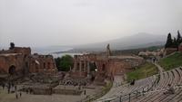 Blick über das Griechische Theater in Taormina hinunter zum Meer und nach Naxos