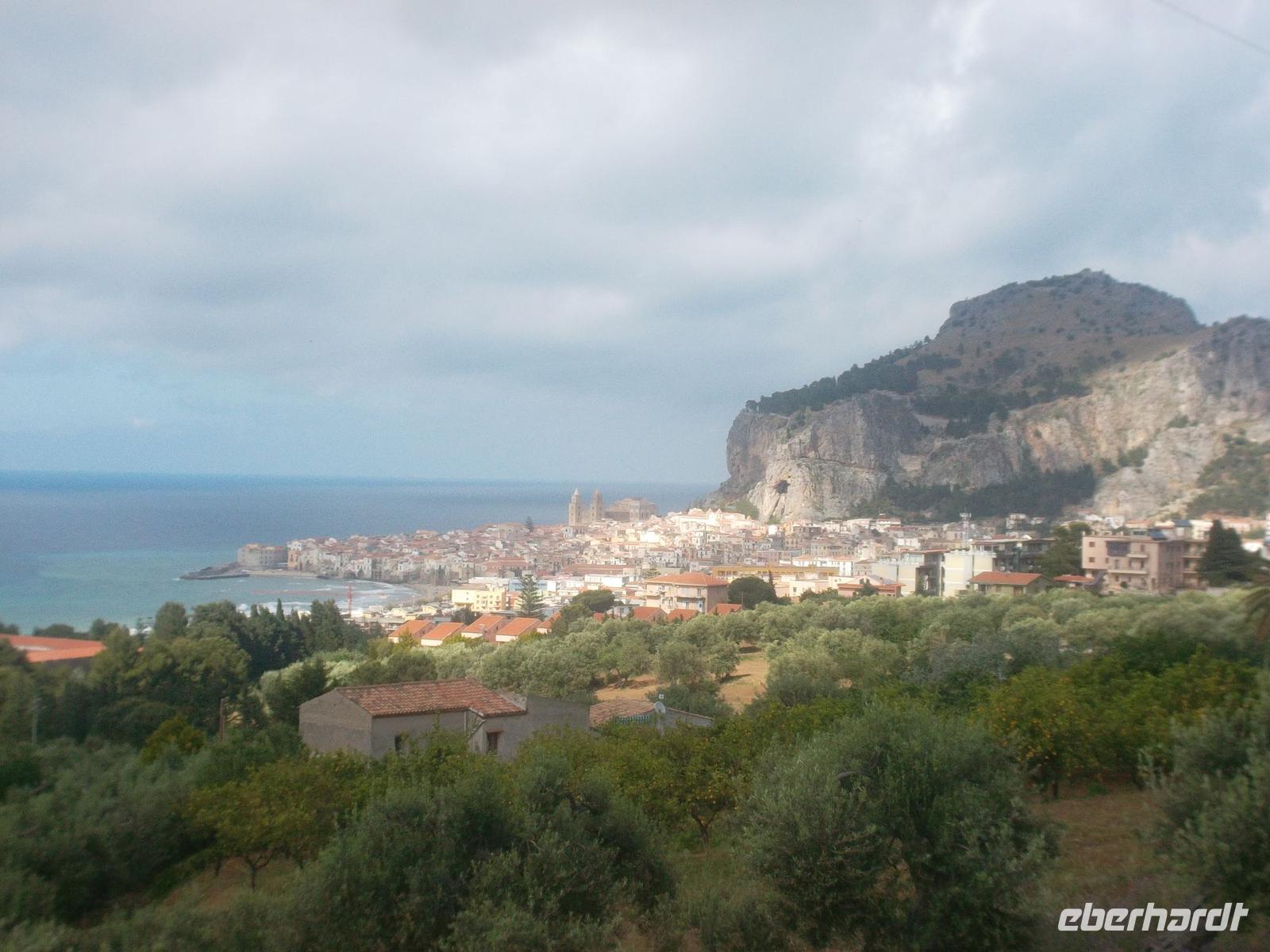 Blick auf Cefalu mit Dom und Felsen