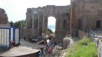 Blick aus dem griechischen Theater durch einen Durchbruch in der Wand